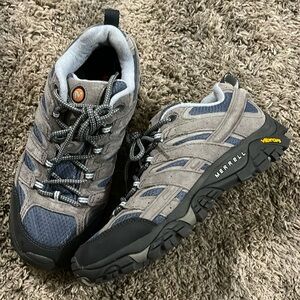 Women's size 7.5 Merrell Smoke Moab vented hiking shoes gently used vibram